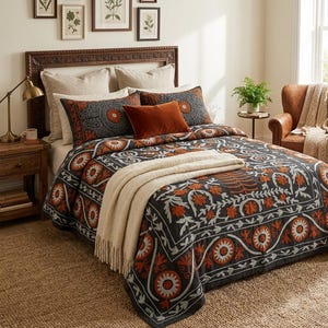 Suzani Stickerei Suzani Überwurf, Suzani Design Kantha Tagesdecke, Boho Schwarze Wurfdecke, Suzani BedCover, handgemachte Stickereiarbeit