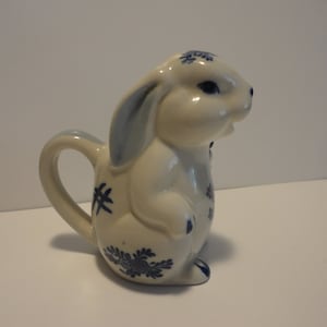 JSNY Delft Blue Bunny Creamer hecho en Filipinas, Coleccionable Delft Blue Bunny Creamer, Vintage JSNY Delft Blue Bunny Creamer