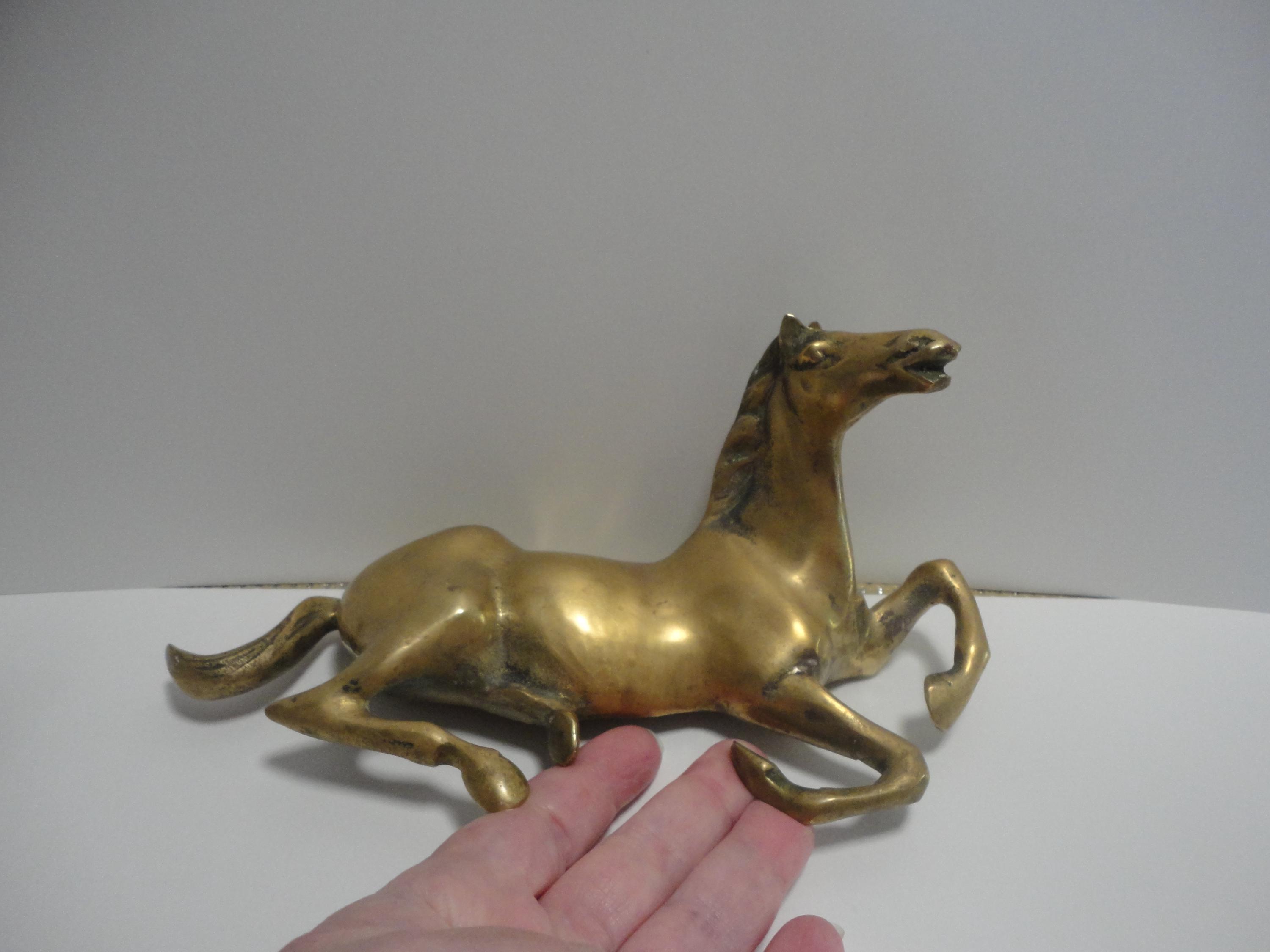 真鍮製の横たわる馬の像、コレクター向けの真鍮製の馬の置物