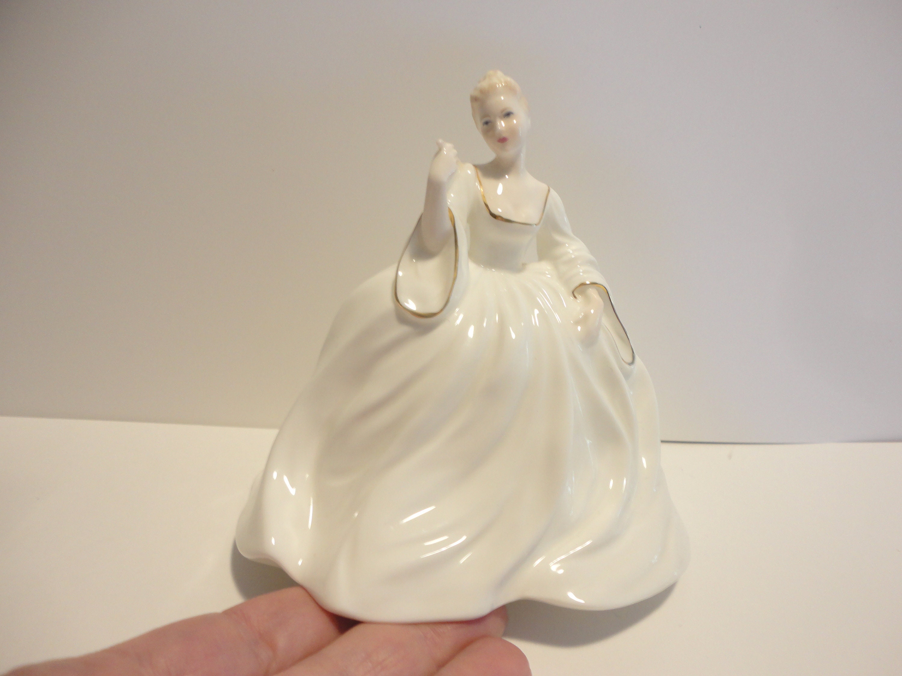書 Coalport Figurines and Collectables Coalport Bone China Samantha Figurine Made in England