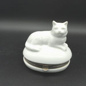 Caja de baratijas tridimensional con forma de gato blanco de Quon Quon, fabricada en Japón. Caja de baratijas coleccionable con forma de gato. Caja de baratijas tridimensional vintage con forma de gato, fabricada en Japón.