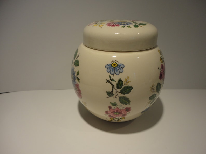 Sadler Porcelain Floral Ginger Jar,Collectible Floral Sadler Ginger Jar,Vintage Sadler Porcelain Floral Ginger Jar,vintage floral ginger jar