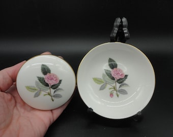 Prato para bijuterias e pequeno porta-bijuterias vintage Wedgwood em porcelana fina, modelo Hathaway Rose, fabricados na Inglaterra.