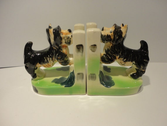 日本製のブラックスコッティ犬ブックエンド、コレクター向け犬ブック