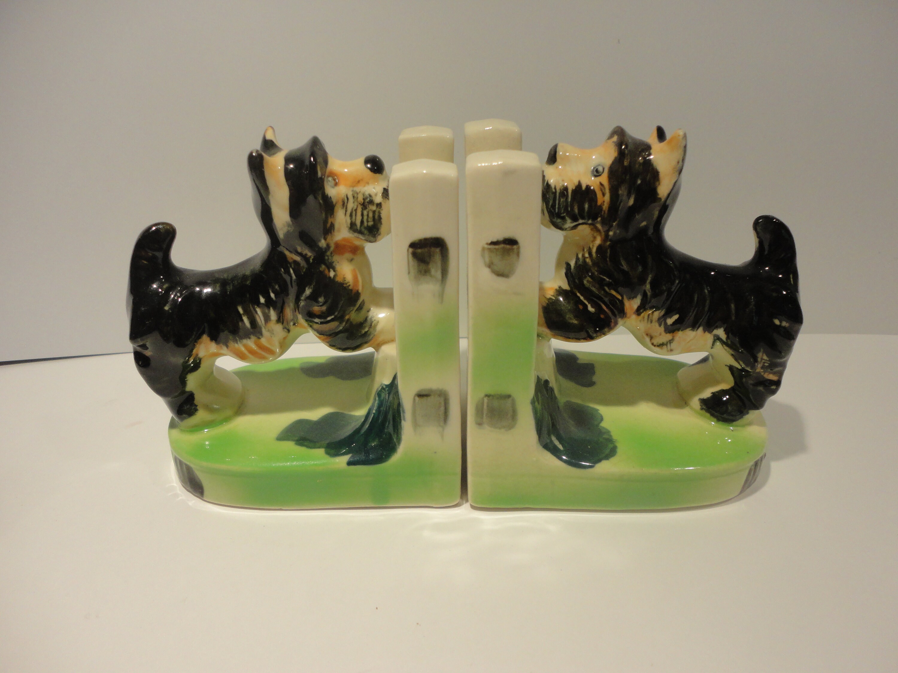 日本製のブラックスコッティ犬ブックエンド、コレクター向け犬ブック