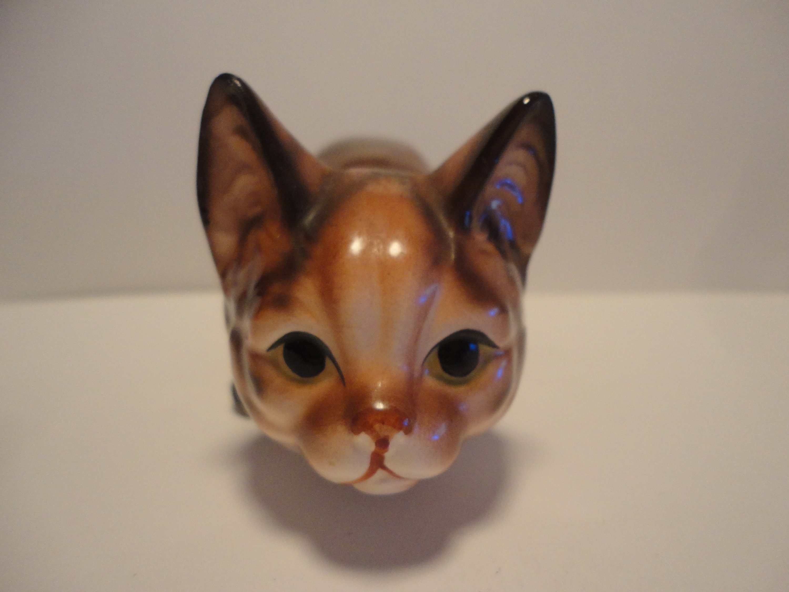 台湾製ボーンチャイナの猫の置物、コレクター向けボーンチャイナの猫の