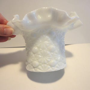 Fenton Glass White Ruffled Hat Dish,Collectible Fenton Glass Dish,Vintage Fenton Glass Buttons and Daisies Ruffled Dish