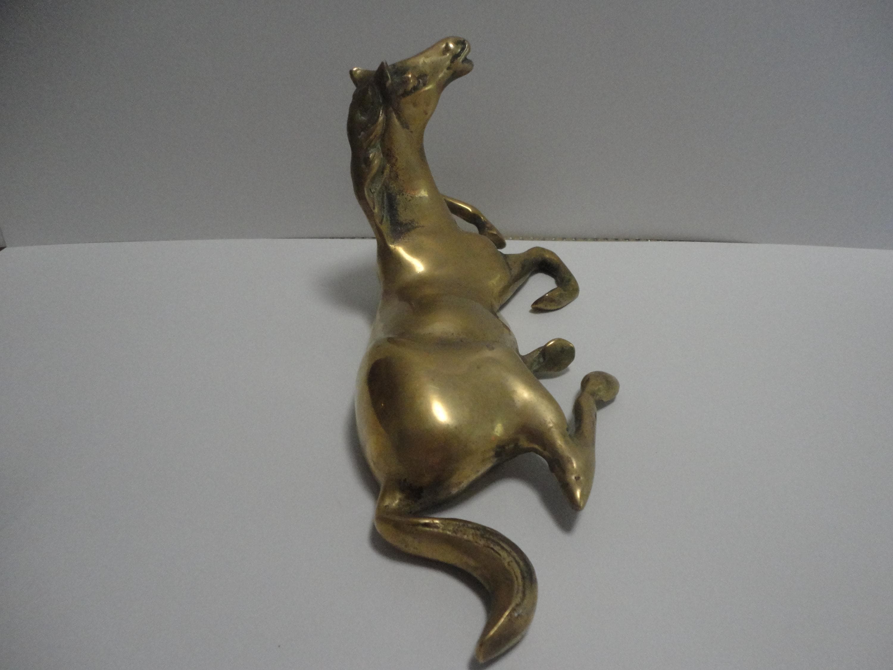 真鍮製の横たわる馬の像、コレクター向けの真鍮製の馬の置物