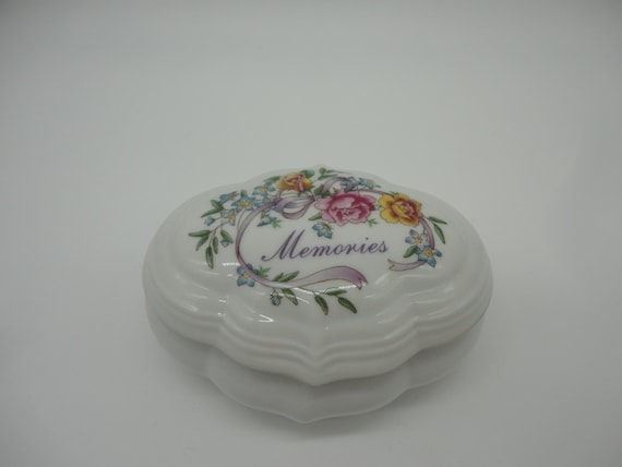 Avon Memories Are for Sharing Music Box trinket Box collectible
