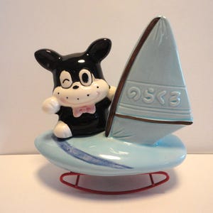 Mini banco hecho en Japón, pequeño banco coleccionable de gato en un velero hecho en Japón, pequeño banco vintage de gato en una tabla de windsurf hecho en Japón