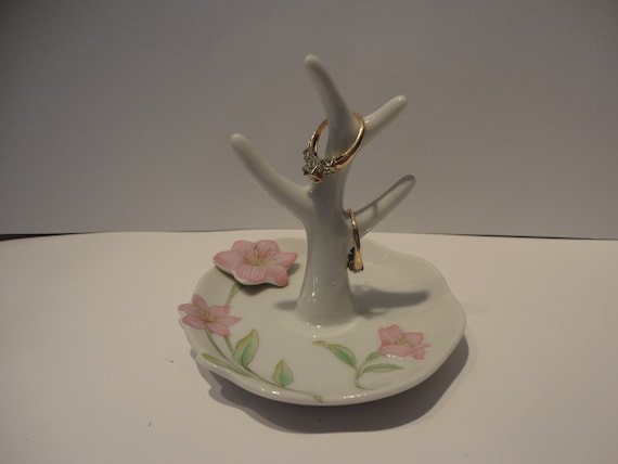 Cameron (hergestellt in Japan) Porzellan Floral Ring Baum und Schmuckschale, Sammler Ring Baum, Vintage Cameron Floral Ring Baum und Trinket Schale Cameron (hergestellt in Japan) Porzellan Floral Ring Baum und Schmuckschale, Sammler Ring Baum, Vintage Cameron Floral Ring Baum und Trinket Schale