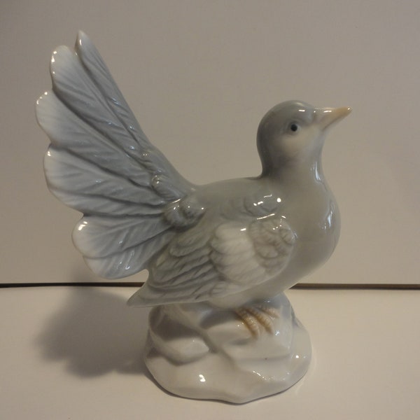 Porcelain Fan Tailed Pigeon Figurine made in Japan,Collectible Bird Figurine,Vintage Porcelain Fan Tailed Pigeon Figurine made in Japan