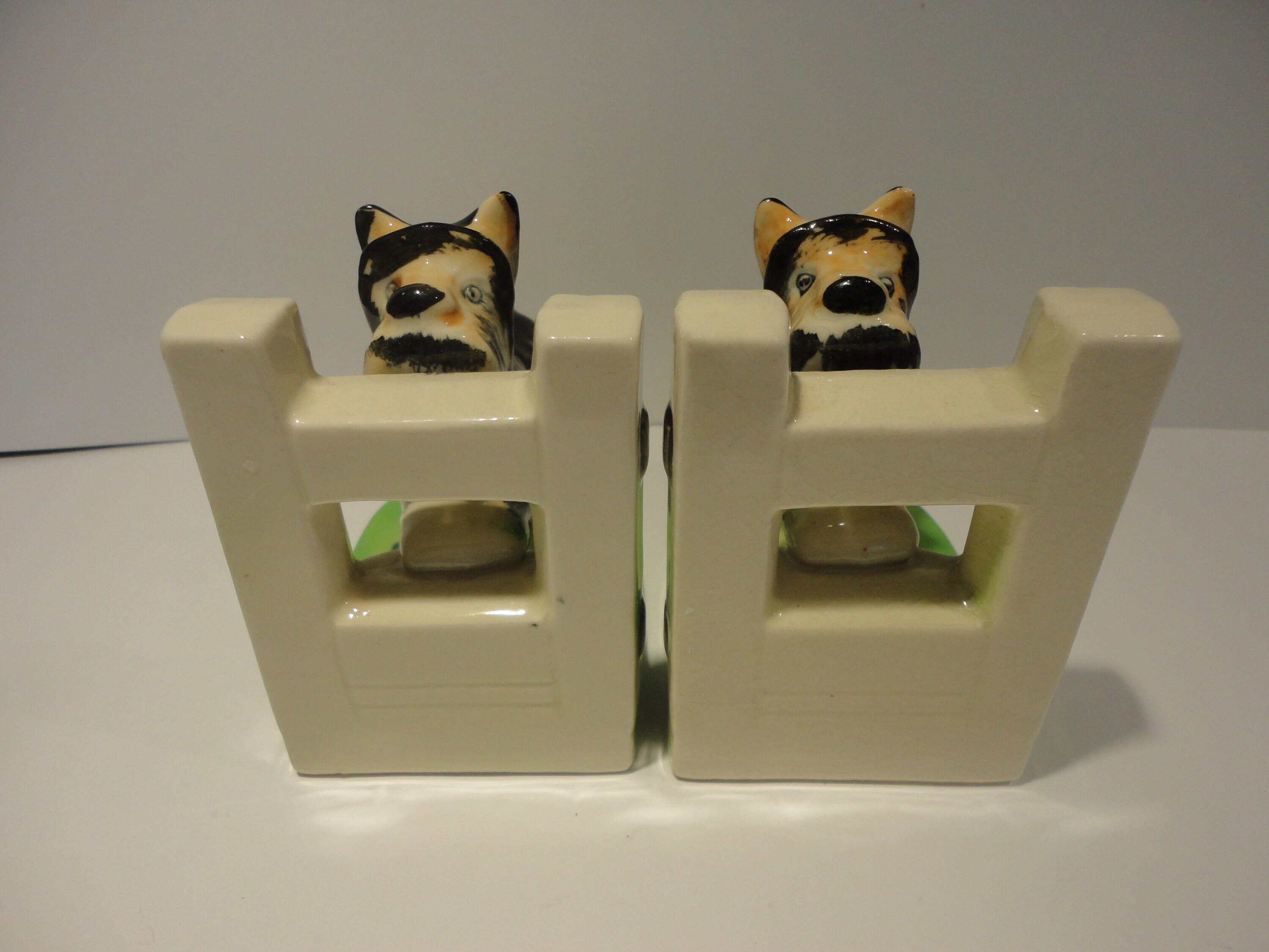 日本製のブラックスコッティ犬ブックエンド、コレクター向け犬ブック