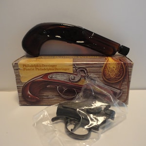 Avon Philadelphia Derringer Decanter with Trazarra After Shave,Collectible Avon After Shave Decanter,Vintage Avon After Shave and Bottle