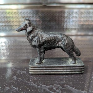 Cane collie in piedi con piedistallo fermacarte figura di cane in metallo fuso d'epoca