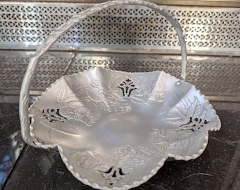 Cesta vintage de aluminio martillado con grabado floral