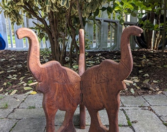 Très grand support pour plante en bois vintage sculpté à la main avec 3 éléphants et des défenses en bois - Grand avec 3 pieds. Fabriqué avec du bois massif.