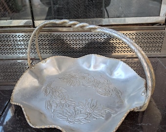 Cesta floral vintage de aluminio martillado con diseño de girasol grabado