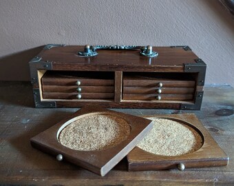 Home Sweet Home Set 4 Sottobicchieri In Legno Vintage | Con Supporto Portatutto, 10x10 Cm, Stile Rustico - 6