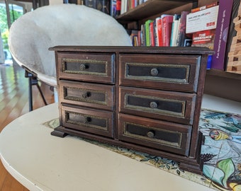 オルゴールつき木製キャビネット 4引き出し 赤布内装 ヴィンテージ木製オルゴールキャビネット：フェルト象嵌の引き出し