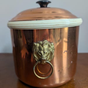 Cubitera vintage con dos asas de león.