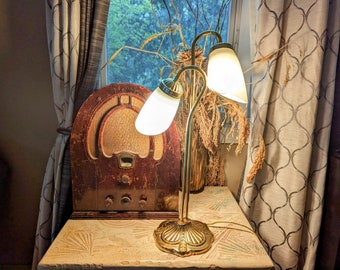 Piano de cristal esmerilado Lily vintage y lámpara de piano con base de bajo floral adornada con 2 luces