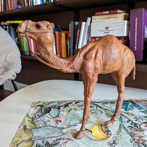 Grande statuetta fatta a mano con rilegatura in pelle di cammello - Made in India