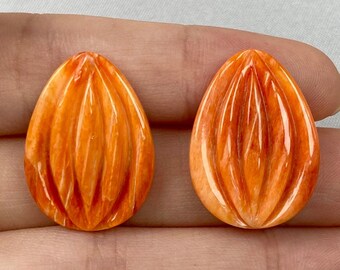 Cabochons en coquillages d'huîtres épineuses sculptées : gouttes de perles rouge-orange (paire)