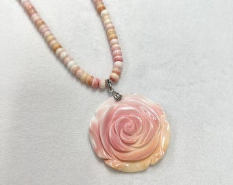Concha de caracola reina trenzada a mano - Rosa tallada - Collar de cuentas redondas - Collar de concha de caracola reina - Collar de cuentas - Collar con colgante