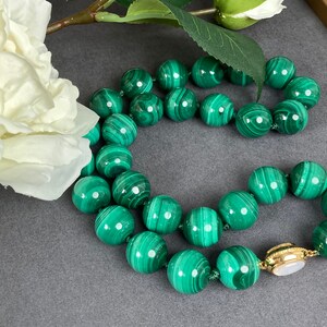 Luxe Natuurlijke Groene Malachite stenen ketting met vergulde Vermeil Sterling Silver Clasp Malachite ketting afbeelding 2