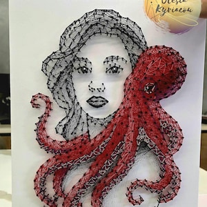 Puede incluir: Retrato de arte de hilo de una mujer con un pulpo rojo. La cara y el pelo de la mujer están hechos con hilo negro, mientras que el pulpo es rojo. La obra de arte está sobre un fondo blanco. El nombre del artista es visible.