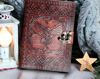 Può includere: Un diario in pelle marrone con un design di gufo in rilievo sulla copertina. Il diario ha una chiusura a fibbia metallica e dettagli intricati di nodi celtici.