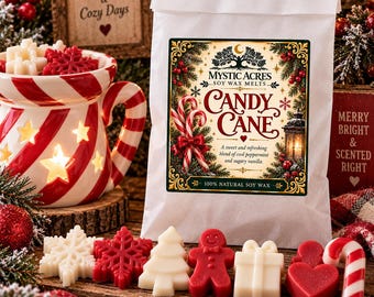 Könnte beinhalten: Eine weiße Papiertüte mit Mystic Acres Candy Cane Sojawachsschmelzen, deren Etikett Zuckerstangen, Tannenzweige und Text zeigt. Daneben steht ein rot-weiß gestreifter Keramikwärmer sowie verschiedene weihnachtliche Wachsfiguren in Rot und Weiß.