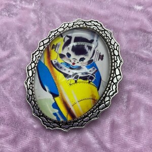 Kitsch vintage retro style Space Kitten Cat in rocket cameo oval Brooch Adorable Unique