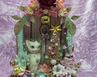 Altar de Natal Vintage para Gatinhos - Caixa de Sombras Kitsch Retrô