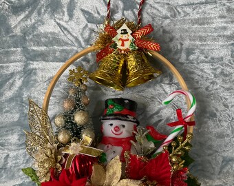 Guirlanda de Natal vintage kitsch, sinos e enfeite de boneco de neve