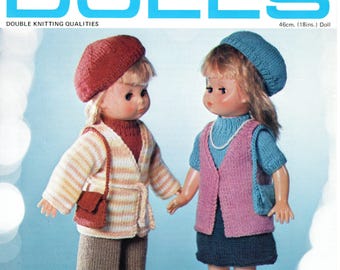 Könnte beinhalten: Zwei Puppen in gestrickter Kleidung, darunter Baskenmützen, Pullover, Hosen und ein Rock. Der Text lautet Lister Lee Target DOLLS, K588 12p, DOUBLE KNITTING QUALITIES und 46cm. (18ins.) Doll. Die Puppen haben blondes Haar und tragen bunte Outfits aus Garn.