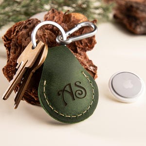 Gepersonaliseerde kerstcadeau, leren AirTag-sleutelhanger, Apple AirTag-houder, handgemaakte rugzakbedel, AirTag-hoesje
