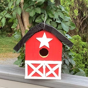 red Barn birdhouse