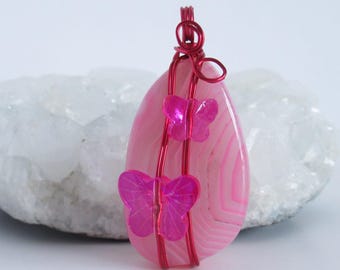 Colgante de ágata rosa claro con bandas y alambre de cobre magenta de 48 mm