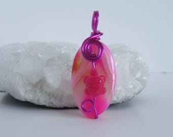 Collar con colgante de ágata bandeada, dije de tortuga envuelto en alambre de cobre rosa intenso