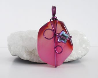 Colgante de ágata rosa intenso con alambre de cobre envuelto en magenta, 55 mm