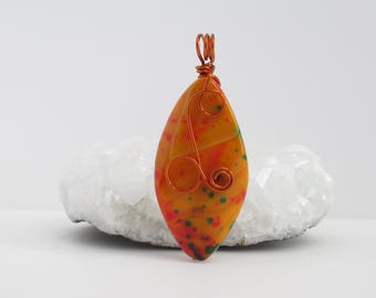 Collar de 58 mm con colgante de piedra preciosa naranja alargada envuelto en alambre de bronce