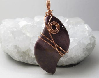 Collar con colgante de alambre de cobre envuelto en piedra preciosa torcida color burdeos de 56 mm