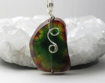 Collar con colgante de alambre de plata con piedras preciosas irregulares verdes de 44 mm