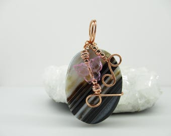 Collar con colgante de ágata envuelto en alambre: Piedra preciosa con bandas blancas y negras, alambre de cobre, mariposa de vidrio.