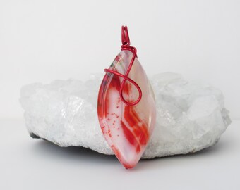 Collar de 58 mm con colgante de piedra preciosa roja y transparente alargada envuelto en alambre rojo