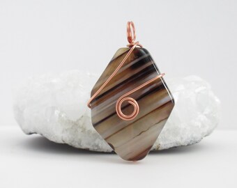 Colgante de ágata negra y marrón rayada con alambre de cobre envuelto, collar de 48 mm