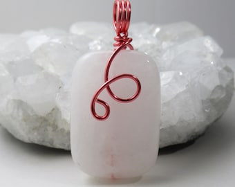 Colgante de cuarzo transparente con forma de rosa metálica envuelto en alambre, collar de 48 mm