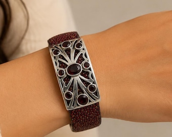 Brazalete de plata de ley 925 con granate natural.